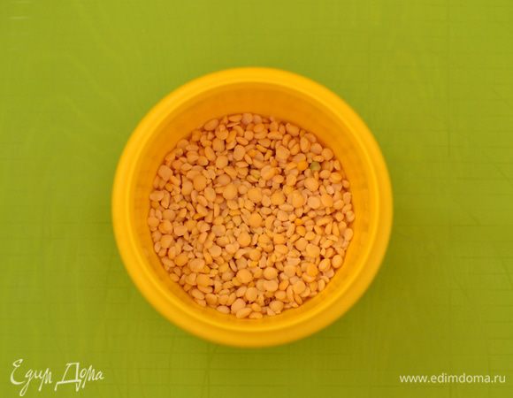 Горох хорошо промыть, сменив воду 4-5 раз. Воду (3 литра) вскипятить, всыпать горох, добавить соль и 1 ст. л. растительного масла. Благодаря маслу горох сварится очень быстро (спустя 40 минут горох полностью разварится).