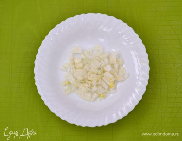 Пока варится горох, сделать тесто для чесночных рулетов. Из просеянной муки, кипяченой охлажденной воды (100 мл) и соли и 3 ст. л. растительного масла замесить тесто. Скатать в шар, накрыть пленкой. Лук мелко порезать, обжарить на растительном масле до золотистого цвета.