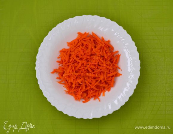 Добавить натертую на крупной терке морковь.