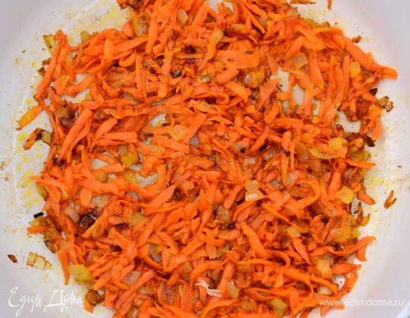 Обжаривать в течение 3-4 минут вместе с луком.