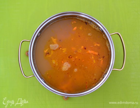 Добавить обжаренные лук и морковь. Положить лавровый лист, добавить приправу для супа.