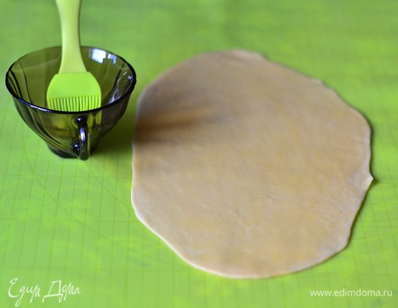 Тесто разделить на 2 части, каждую раскатать в прямоугольник как можно тоньше. Смазать растопленным сливочным маслом.