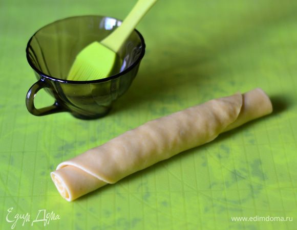 Скатать рулетом, края защипнуть.