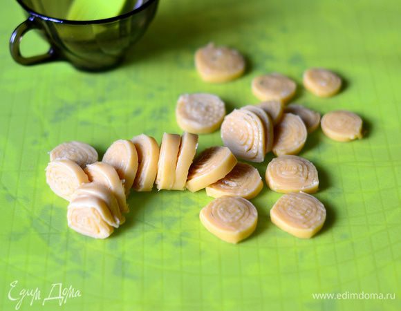 Порезать рулет на сегменты как можно тоньше, иначе тесто может не провариться.