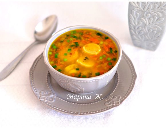 Через 10 минут после того, как добавили в суп морковь, добавить чесночные рулеты. Помешать. Сначала рулетики потонут, но через несколько минут всплывут. Варить примерно 5-7 минут. Добавить зелень. Снять суп с огня. Можно подавать к столу.