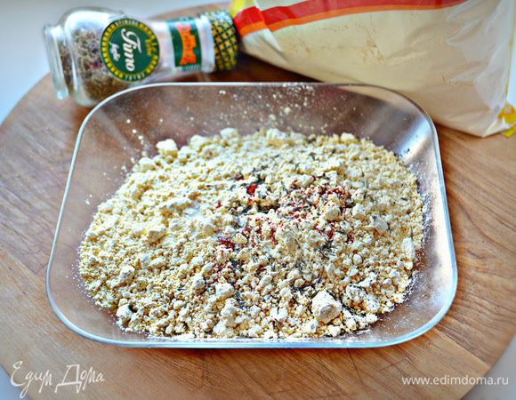 Просейте нутовую муку, паприку, тмин и разрыхлитель, добавьте свежемолотый черный перец. 