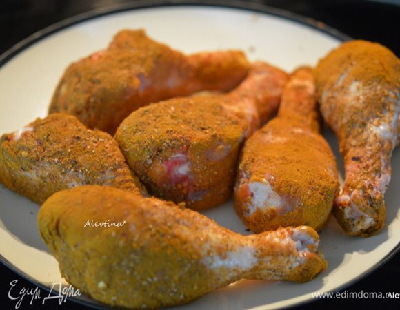 Обвалять куриные части в специях.