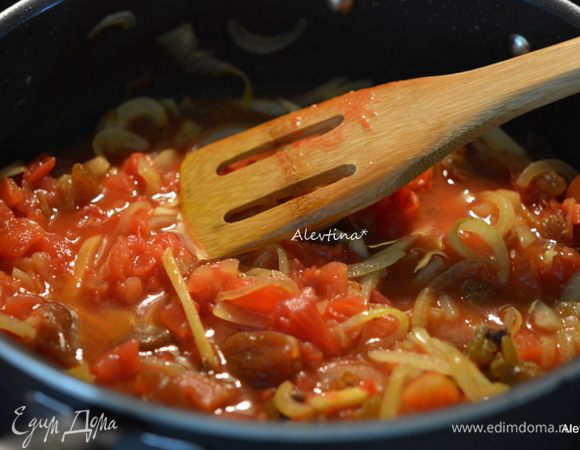 Корень имбиря 2 кусочка очистим, нарежем соломкой в толщину спичек. Добавим к луку, затем чеснок. Обжариваем 30 секунд. Добавить банку 400 г томатов, нарезанных кубиками в соку. 1/2 стакана воды и сухофрукты без косточек.