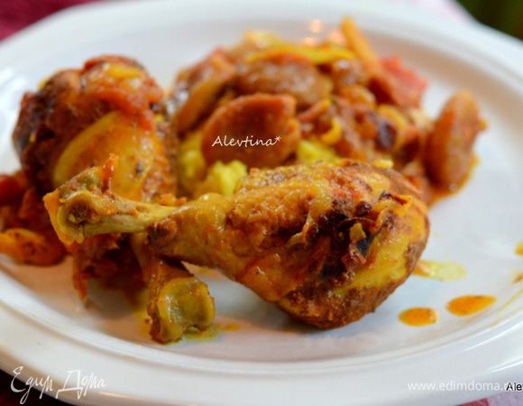 Вернуть куриные части. Закрыть крышкой и готовить на медленном огне помешивая до готовности или 45 минут. Подаем с готовым кускусом или рисом. Приятного аппетита.