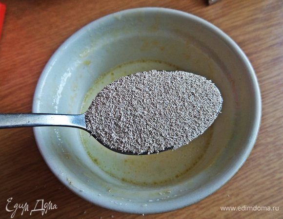 Разводим дрожжи в тёплом молоке с мукой и сахаром по 1 ч. л.