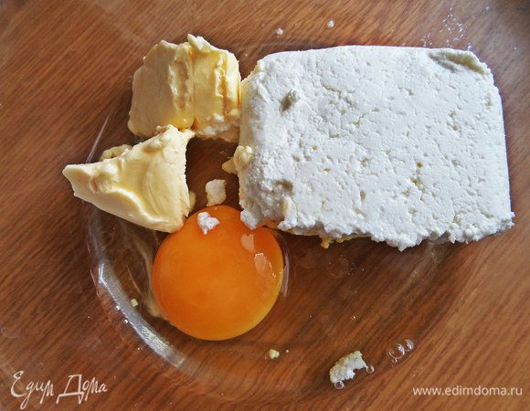Смешиваем творог с яйцом и мягким маслом.