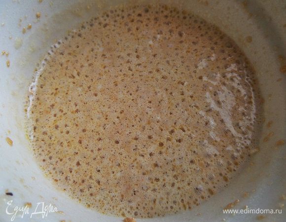 Через 15 минут выливаем к творогу "работающие" дрожжи.