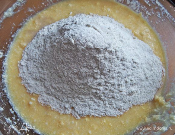 Высыпаем просеянную муку партиями.