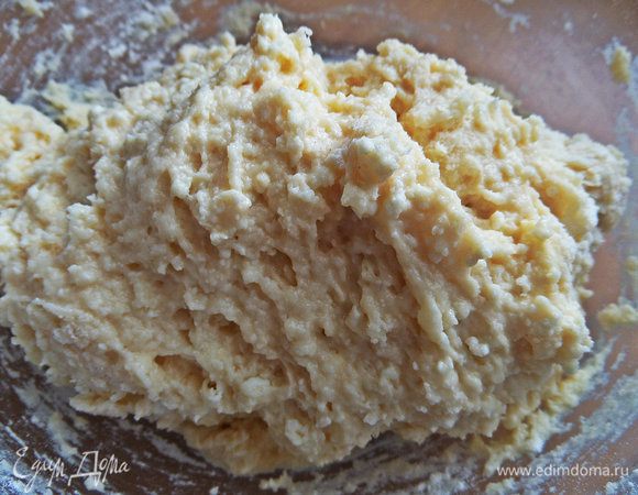 Вначале перемешиваем ложкой.