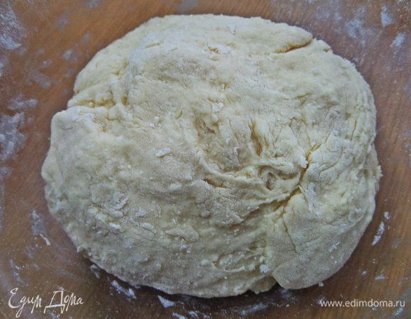 Потом месим руками пышное тесто и оставляем прикрытым на 1-1,5 часа в тёплом месте без сквозняков.