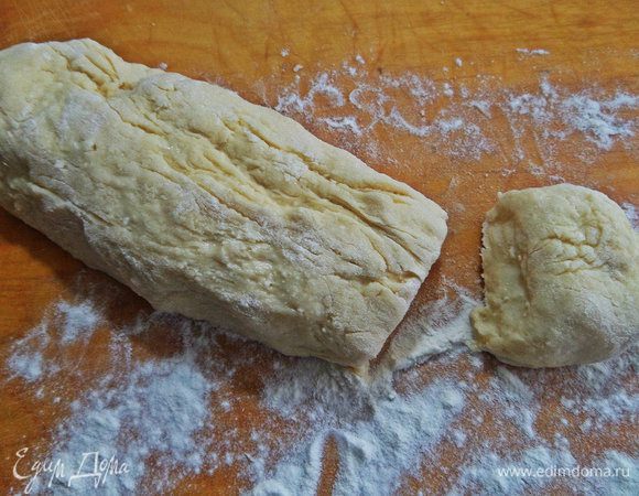 Вытягиваем подошедшее тесто типа в батончик.