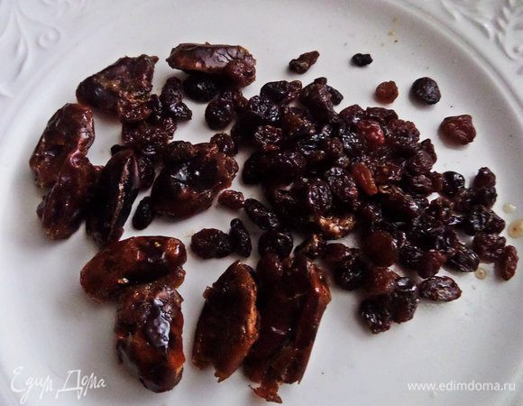 Для начинки я выбрала изюм и финики. Промыть, обсушить.