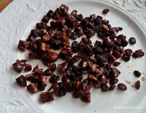 Финики порубить на кусочки, размером с изюм.