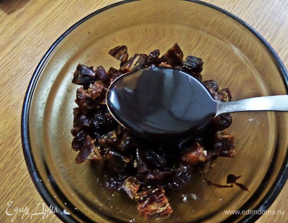 Смешать с шоколадной пастой или соусом. Также можно с варёной сгущёнкой. Или просто воткнуть в каждую булочку по кусочку шоколада.