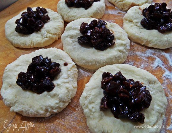 Расплющиваем каждый кусочек теста в лепёшку и в центр помещаем ложку начинки.