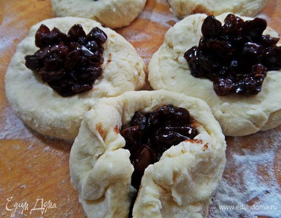 Стягиваем с краёв тесто к центру, защипываем.