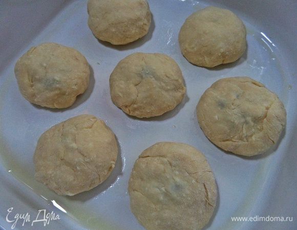 Переворачиваем швом вниз. Переносим в смазанную форму. Дать постоять минут 15-20.