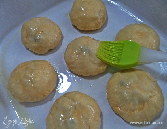 Верх смазать взбитым яйцом или желтком с молоком.