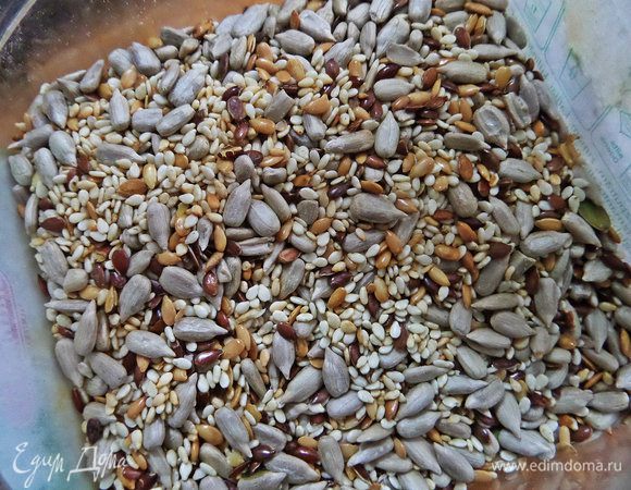 У меня "смесь для хлеба": два вида кунжута, подсолнечные и семя льна.