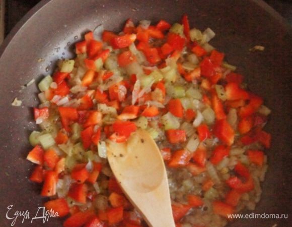 Добавить нарезанный кубиками перец, присыпать орегано, солью и перцем. Влить 3 ложки воды и тушить на медленном огне минут 10. Выключить плиту.