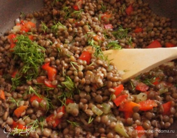 Всыпать чечевицу, влить уксус, оставшееся масло. Приправить салат солью и перцем по вкусу. Немного прогреть.
