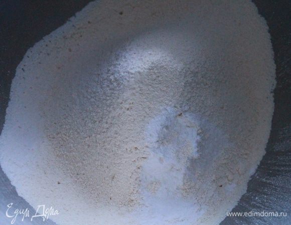 Для теста смешиваем муку с разрыхлителем и солью