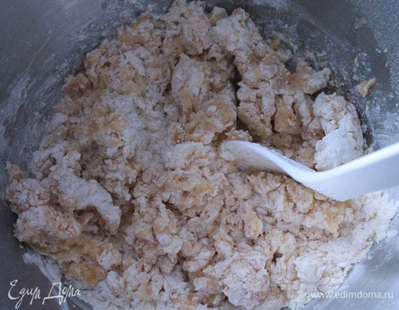 добавляем кипяток и масло. Замешиваем тесто. 