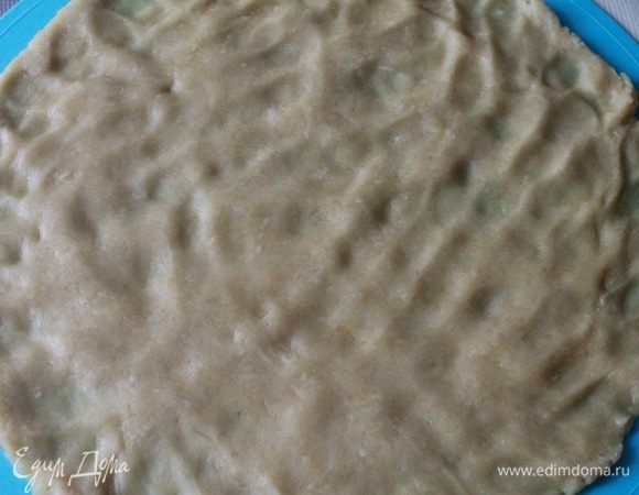 Раскатываем тесто в большую круглую лепешку. У меня получилась лепешка размером 26 см в диамтре.