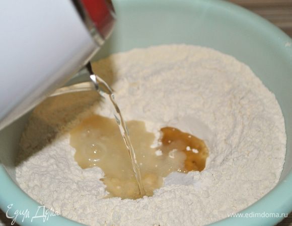 Просеиваем в чашку муку, добавляем масло, соль. Заливаем кипятком. Перемешиваем ложкой, пока тесто немного не остынет. 