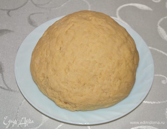 Замесить тесто руками. Это делается очень быстро, тесто не липнет ни к столу, ни к рукам. Дать отдохнуть ему 20 минут.