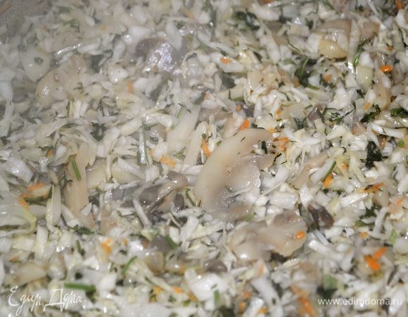 Пока тесто отдыхает займемся начинкой. 
В сковороду наливаем масло, отправляем туда грибы до полного выпаривания влаги. Квашенную капусту мелко режем и оправляем к грибам. Слегка обжариваем.