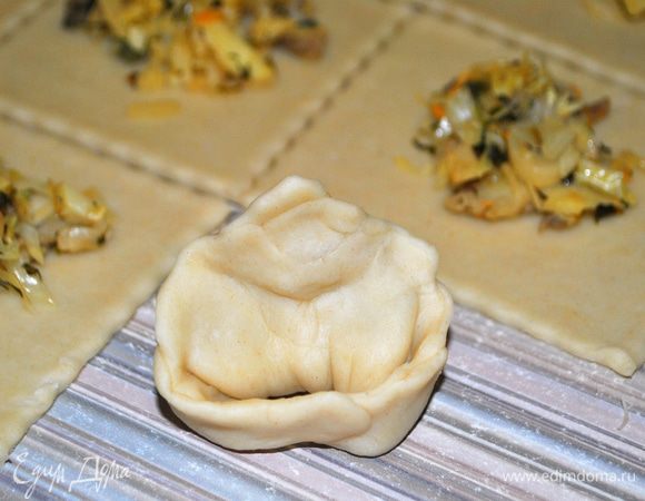 Складываем кундюмы по диагонали. Скрепляем края и соединяем вместе крайние уголки.