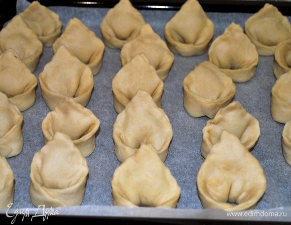 Выкладываем кундюмы на противень, застеленный пергаментом.