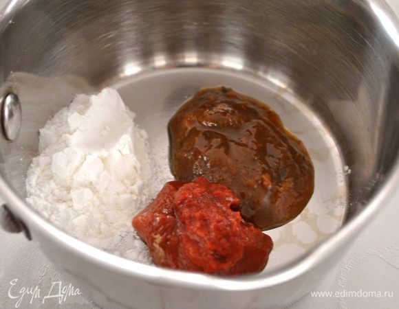 Мне показалось, что кундюмам нужен соус. Для этого берем ткемали, томатную пасту, крахмал. Перемешиваем, разводим водой. 