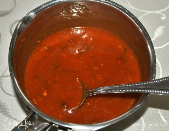 Доводим до кипения на среднем огне. Солим, добавляем сахар, по желанию  любимую приправу и зубчик чеснока.