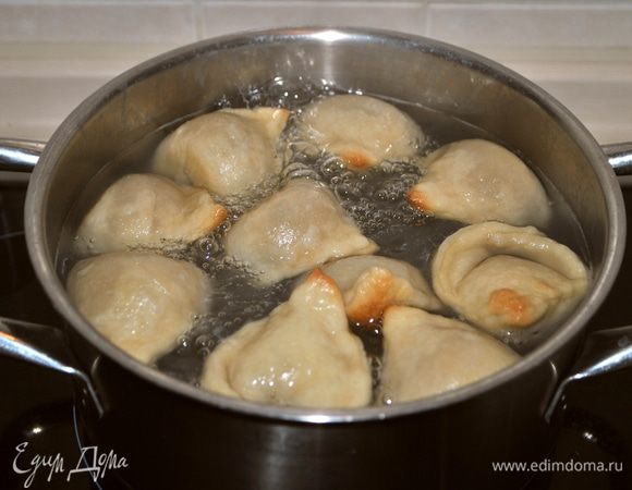 Запеченные кундюмы отправляем в кипящую, подсоленную воду на 10 минут.