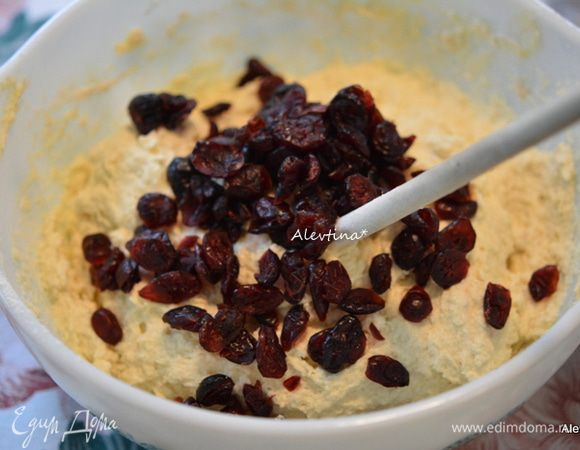 Добавить клюкву или сушеную вишню. Перемешать.