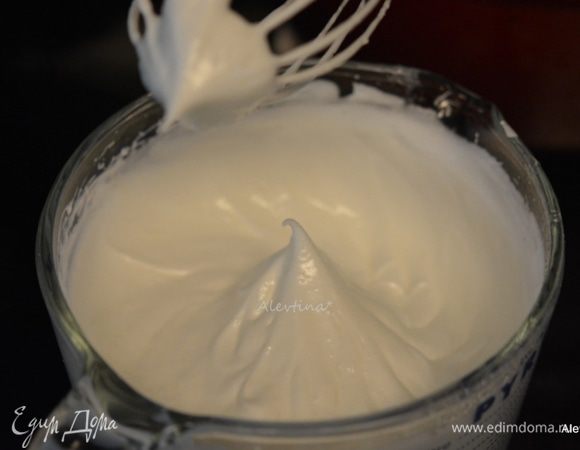 Отдельно взбить белки в пену. Постепенно добавить винный камень или лимонная кислоту, 1/4 стакана сахара и взбить до устойчивых пиков.