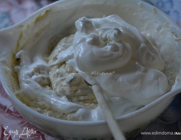 Добавить белки, по частям, в творожную массу, аккуратно перемешивать лопаткой.