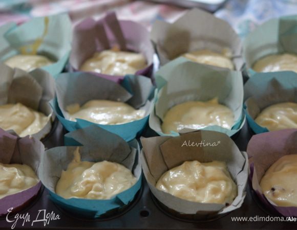 Переложить тесто в формочки, если у вас бумажные стаканчики не высокого размера заполнять формочки до 3/4 части. Налить горячую воду из чайника в противень по размеру вашей капкейк формы. Сверху поставить формочки капкейков. Все  в разогретую  духовку на 30-35 минут.