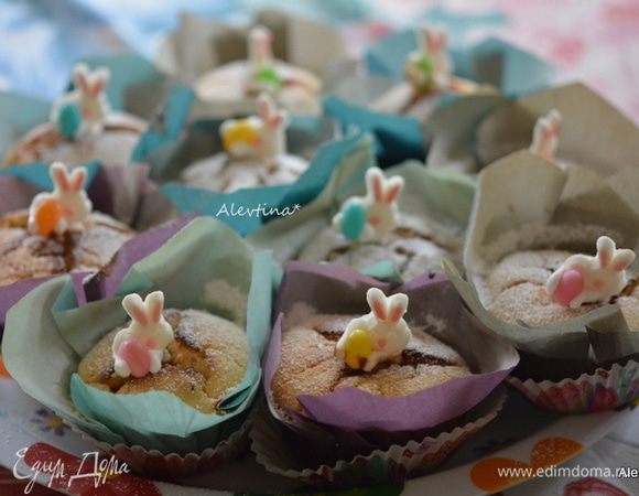 Посыпать сахарной пудрой и украсить пасхальной темой.