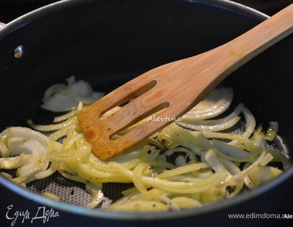 Лук нарезать тонко. Сковороду разогреть, добавить сливочное масло 4 ст. л., растопить. Выложить лук и готовить помешивая примерно 10-15 минут не доводить до коричневого цвета. Снять с огня, отставить в сторону.