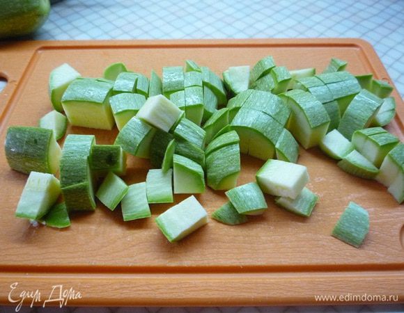 Кабачки нарезаем кубиками, кладем в кастрюльку, добавляем немножко воды и провариваем до мягкости. 