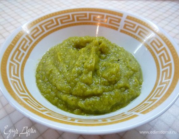 Затем пюрируем блендером и увариваем на медленном огне до исчезновения жидкости. В конце солим, перчим, добавляем специи и немножко чеснока.