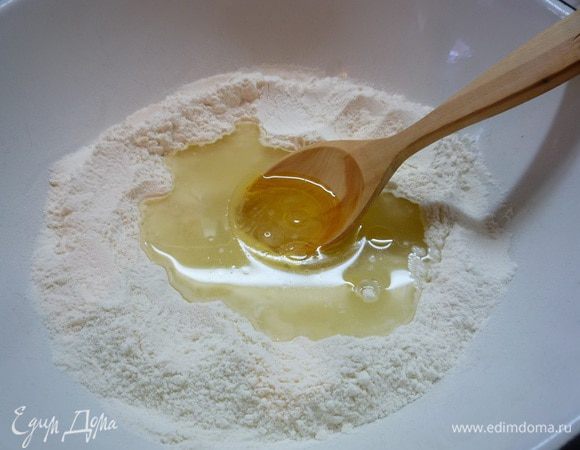 Готовим тесто: в чашку просеиваем муку, делаем посредине углубление, добавляем соль. Вливаем воду и оливковое масло. Замешиваем тесто. 
Месить нужно минут 15, не меньше, до того момента, пока не почувствуете, что тесто стало мягче и приобрело гладкость.